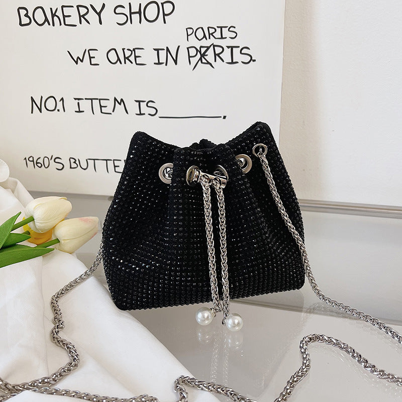 Damen Glitzernde Beuteltasche mit verspieltem Kettenriemen Nord Taschen