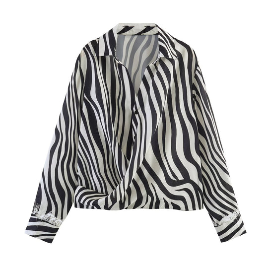 Damen Oversize-Satinbluse mit Hemdkragen, asymmetrischem Wickeleffekt und Federsaum Nord Taschen