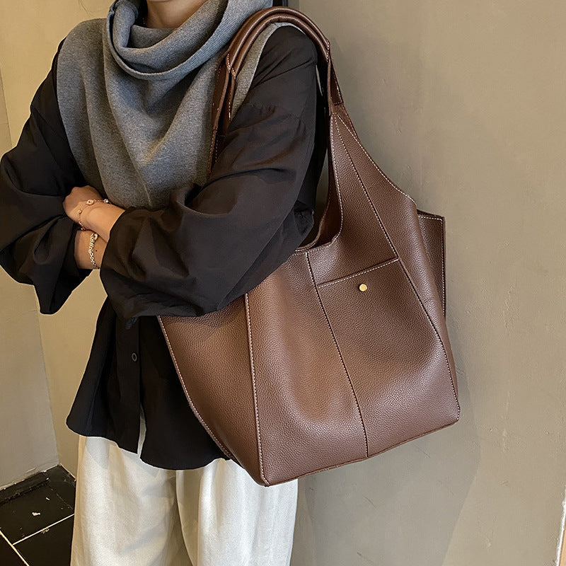 Damen stilvolle Handtasche mit zwei seitlichen Fächern Nord Taschen