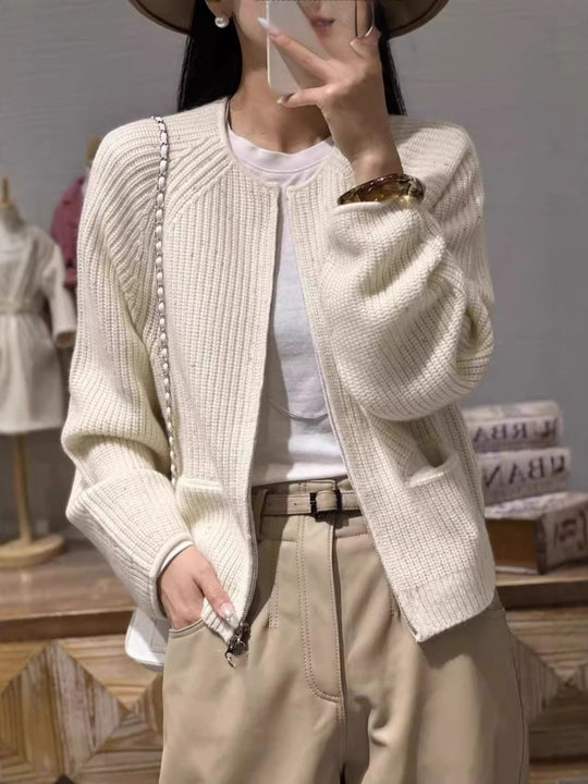 Damen Kurzgeschnittene kastige Strickjacke mit geripptem Feinstrick Ballonärmeln und aufgesetzten Eingrifftaschen Nord Taschen