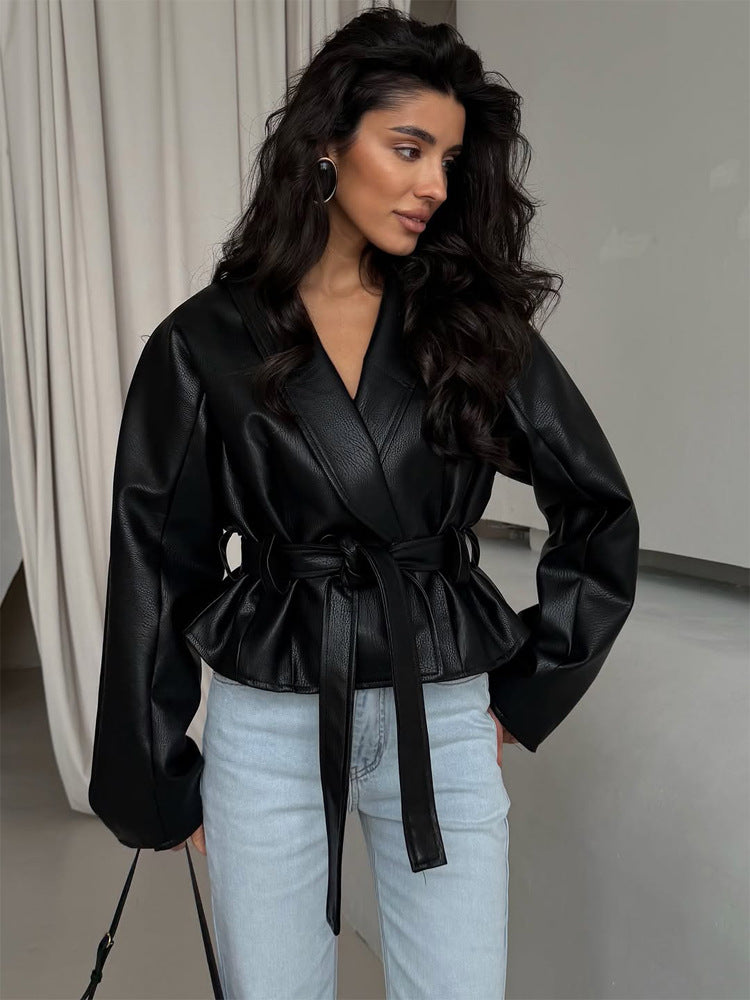 Damen Taillierte Kunstleder-Jacke mit Schößchen, Bindegürtel & Schalkragen Nord Taschen