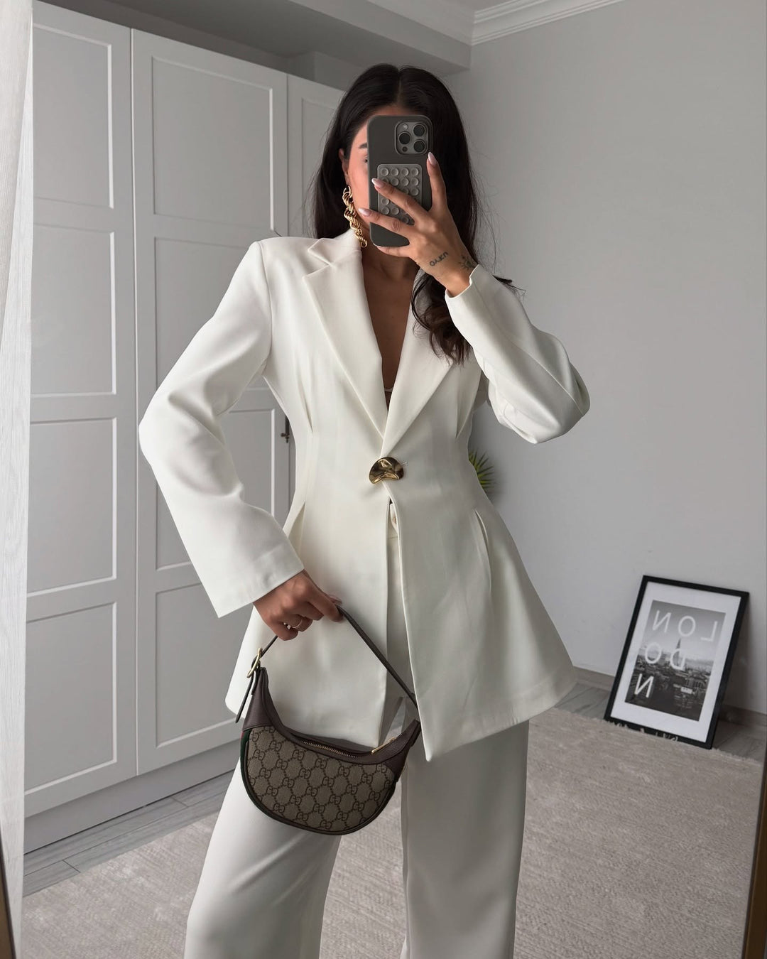 Damen Taillierter Longblazer mit goldener Statement-Schnalle Nord Taschen