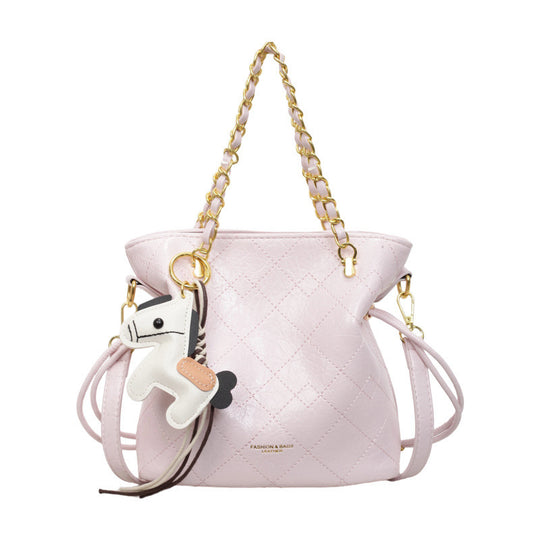 Damen moderne Hobo-Tasche mit eleganten Kettenakzenten und verspieltem Anhänger Nord Taschen