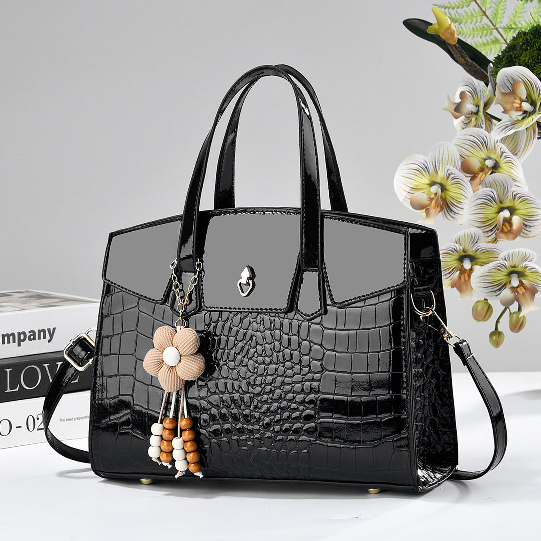 Damen elegante Handtasche mit Kroko-Prägung und charmantem Blumenanhänger Nord Taschen