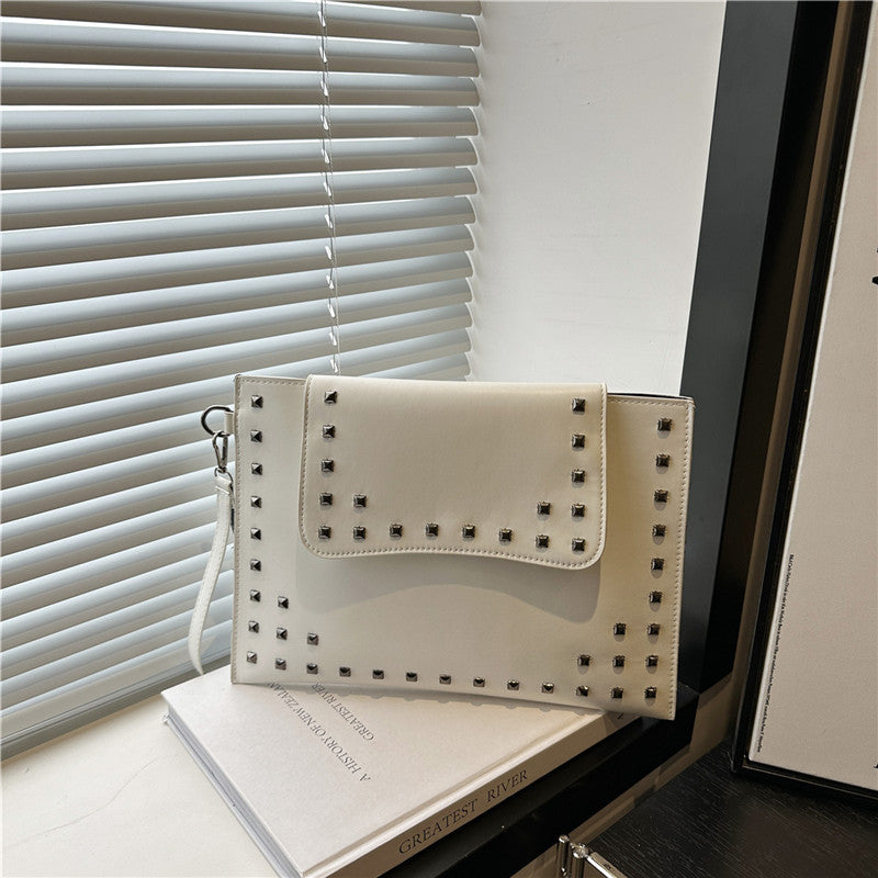 Damen elegante Clutch mit Nietenakzenten Nord Taschen