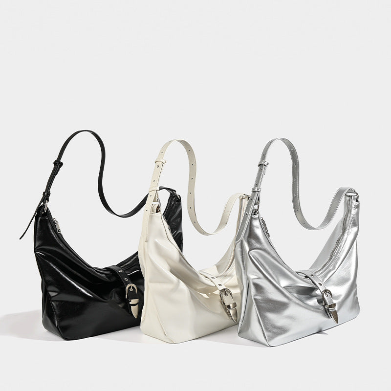 Damen Hobo-Tasche mit metallic glänzender Oberfläche und elegantem Gurtverschluss Nord Taschen