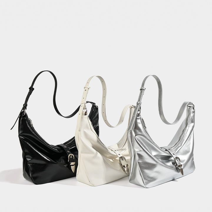 Damen Hobo-Tasche mit metallic glänzender Oberfläche und elegantem Gurtverschluss Nord Taschen