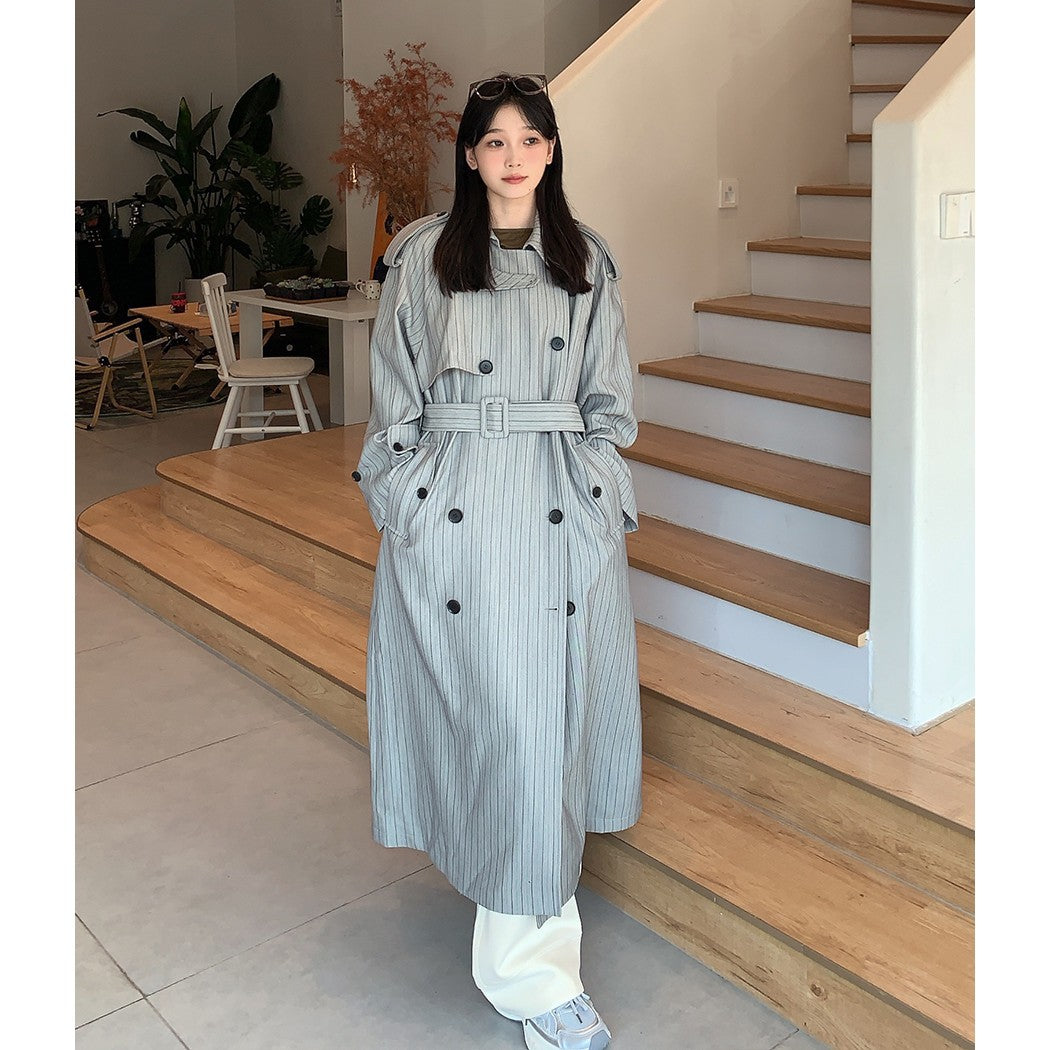 Damen Langer Nadelstreifen-Trenchcoat mit Bindegürtel Schulterpatten und ausgestelltem Saum Nord Taschen