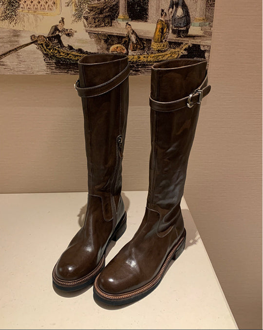 Damen kniehohe Lederstiefel mit flacher Profilsohle und Ziergurt Nord Taschen