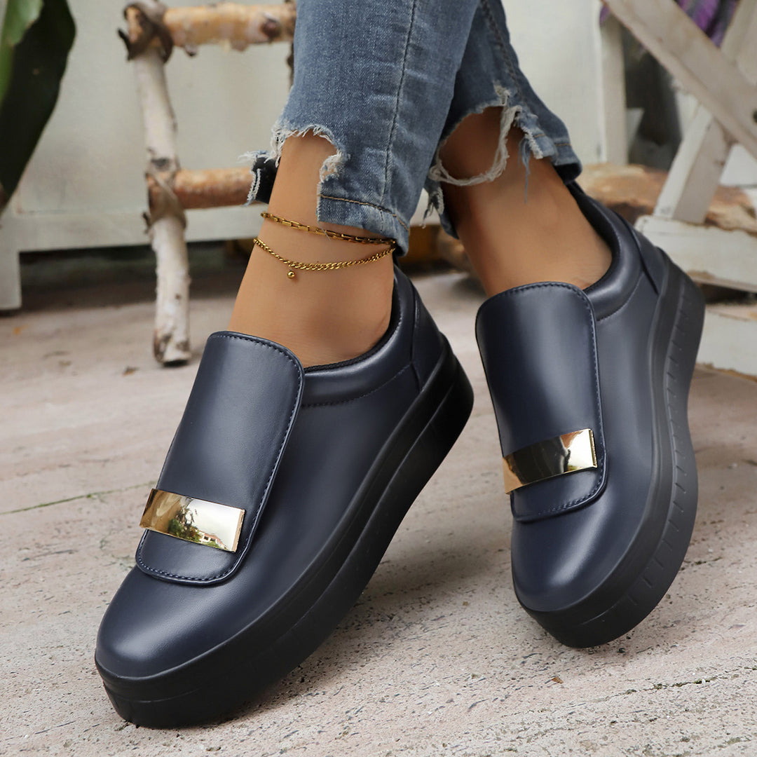 Damen  Slip-On Plateau-Sneaker mit dekorativer Metallapplikation und gepolstertem Komfortfußbett Nord Taschen