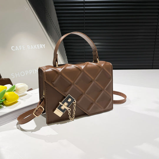 Damen Handtasche im modernen Steppmuster mit eleganter Kettenverzierung Nord Taschen