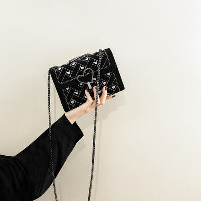 Damen Clutch mit elegantem Herzverschluss und verzierter Kette Nord Taschen