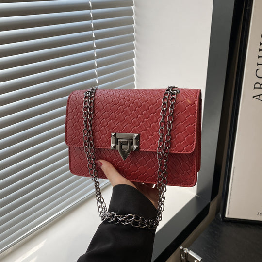Damen Umhängetasche mit geflochtenem Design und dekorativem Kettenriemen Nord Taschen