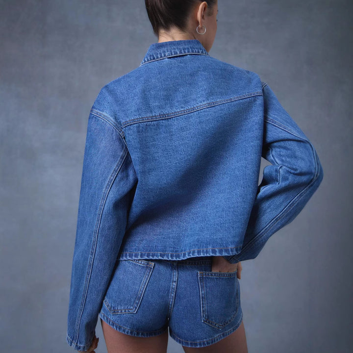Damen kurze Denimjacke mit dekorativen Knotenverschlüssen, kastiger Silhouette und Hemdkragen Nord Taschen