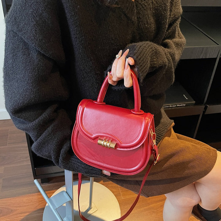 Damen Mini-Umhängetasche aus hochwertigem Kunstleder mit elegantem Klappenverschluss Nord Taschen