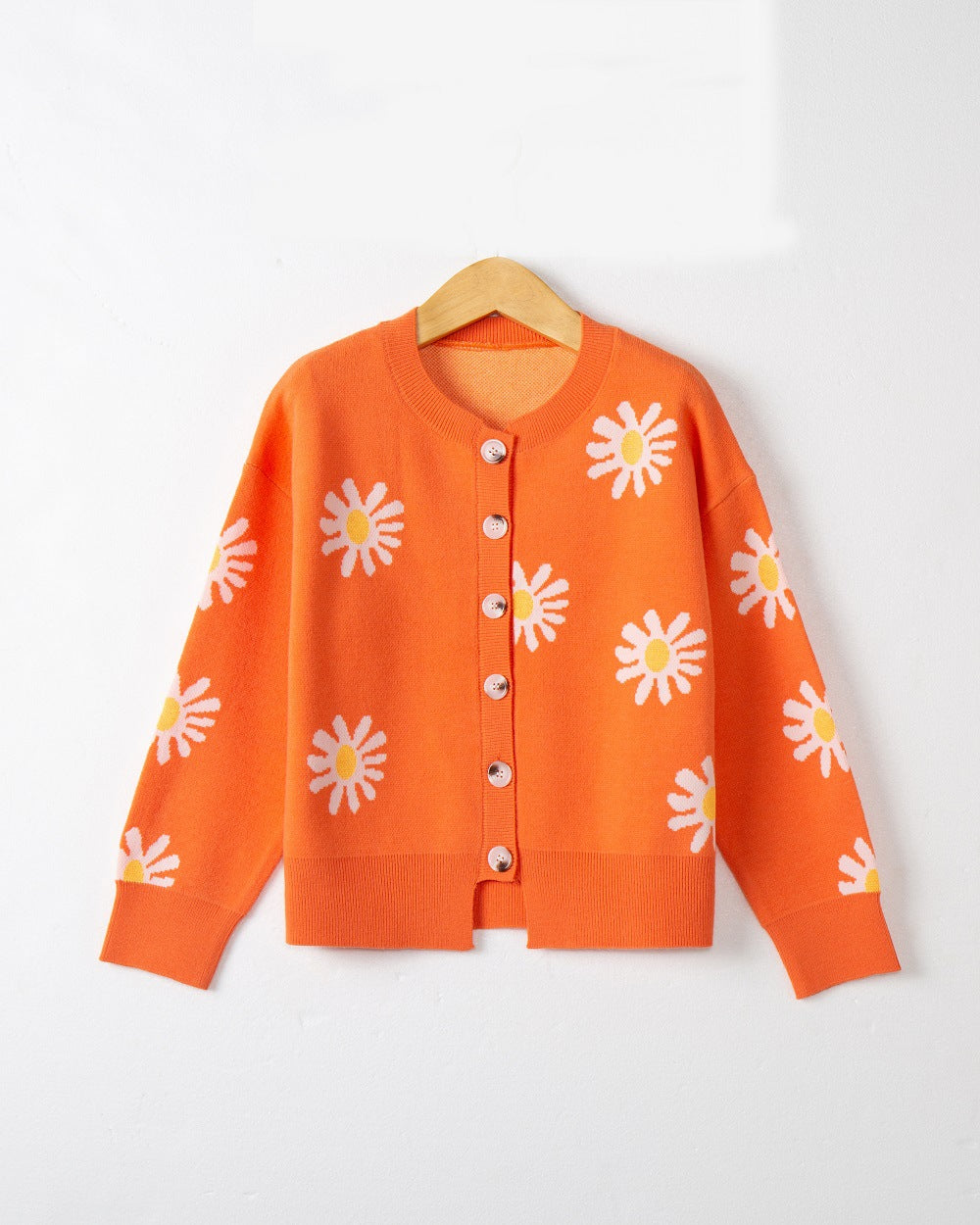Damen Oversize-Strickcardigan mit Blumenapplikation, Perlmuttknöpfen und Wellensaum Nord Taschen