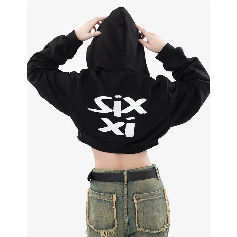 Damen nan cropped Kapuzenpullover im Streetwear-Style mit auffälligem Rückenprint und geripptem Saum Nord Taschen