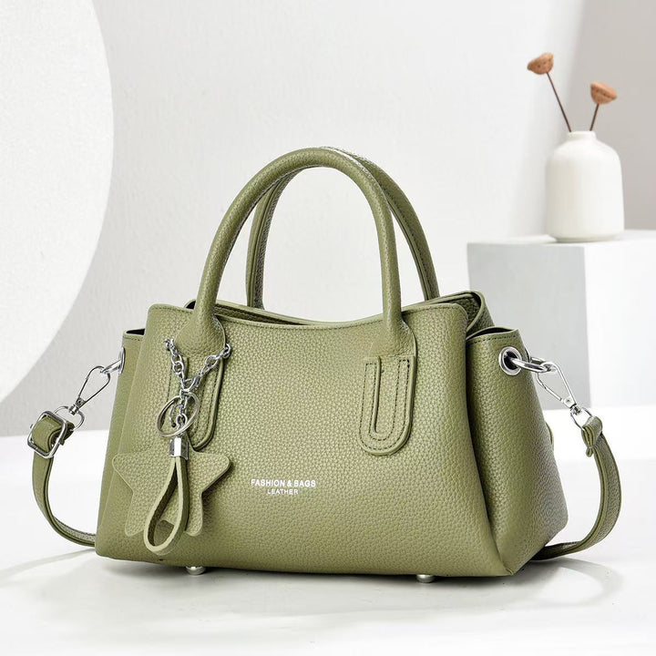 Damen elegante Umhängetasche mit strukturiertem Kunstleder und modischem Anhänger Nord Taschen