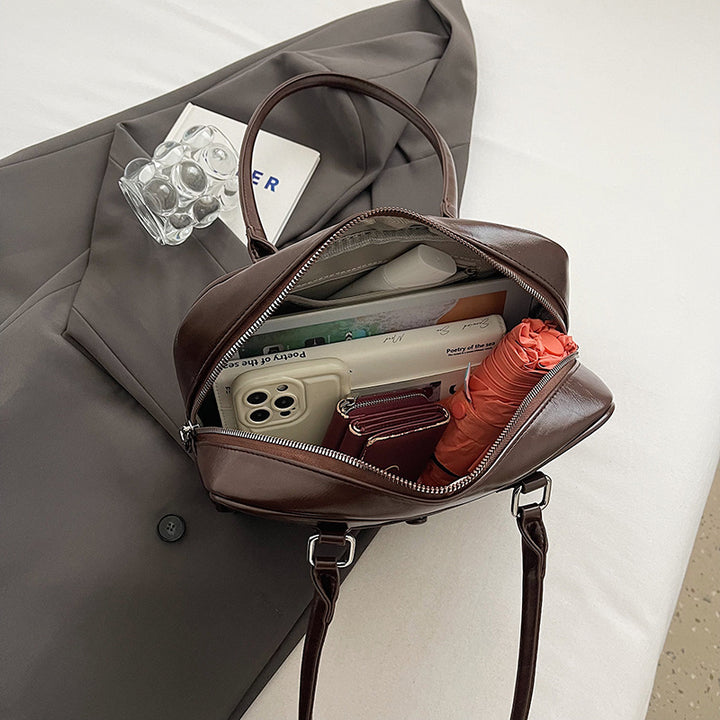 Damen praktische Lederhandtasche mit charmantem Anhänger Nord Taschen