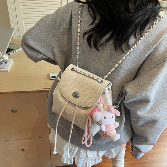 Damen Rucksackhandtasche mit strukturiertem Obermaterial und verspieltem Anhänger | Nord Taschen