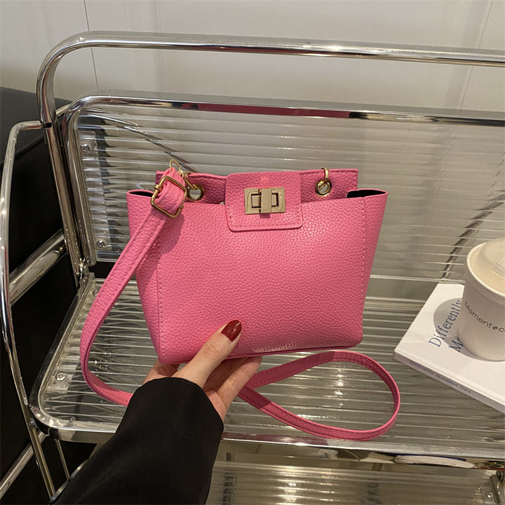 Damen Umhängetasche mit elegantem Klappverschluss und strukturiertem Leder Nord Taschen