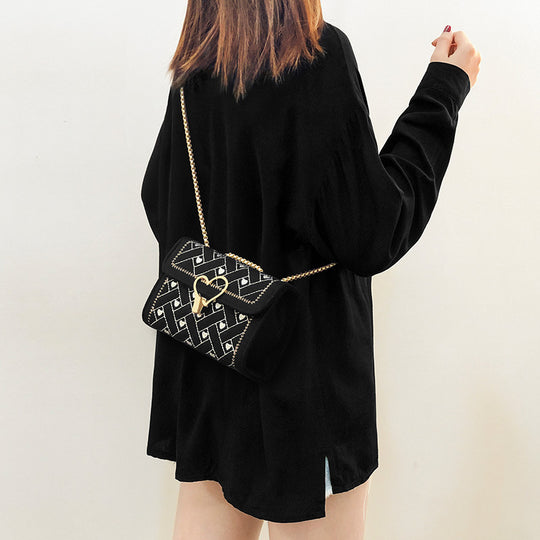 Damen Clutch mit elegantem Herzverschluss und verzierter Kette Nord Taschen