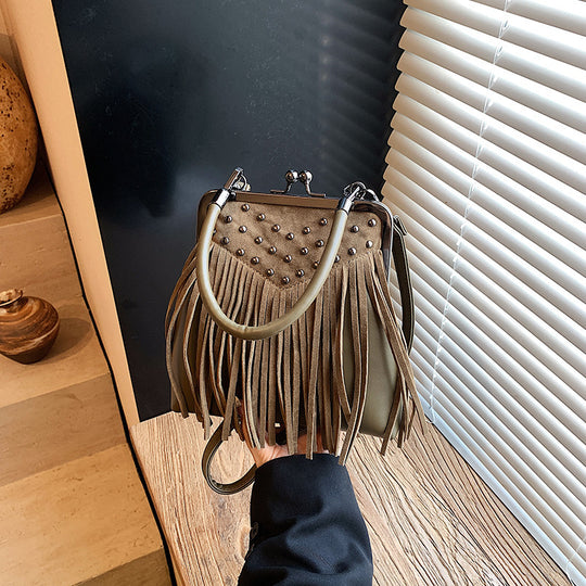 Damen modische Umhängetasche mit fransigen Details und Nieten Nord Taschen