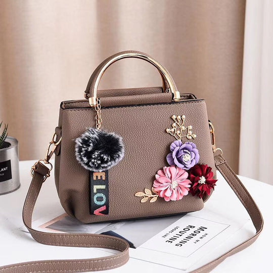 Damen modische Henkeltasche mit floralen Akzenten und schimmerndem Anhänger Nord Taschen
