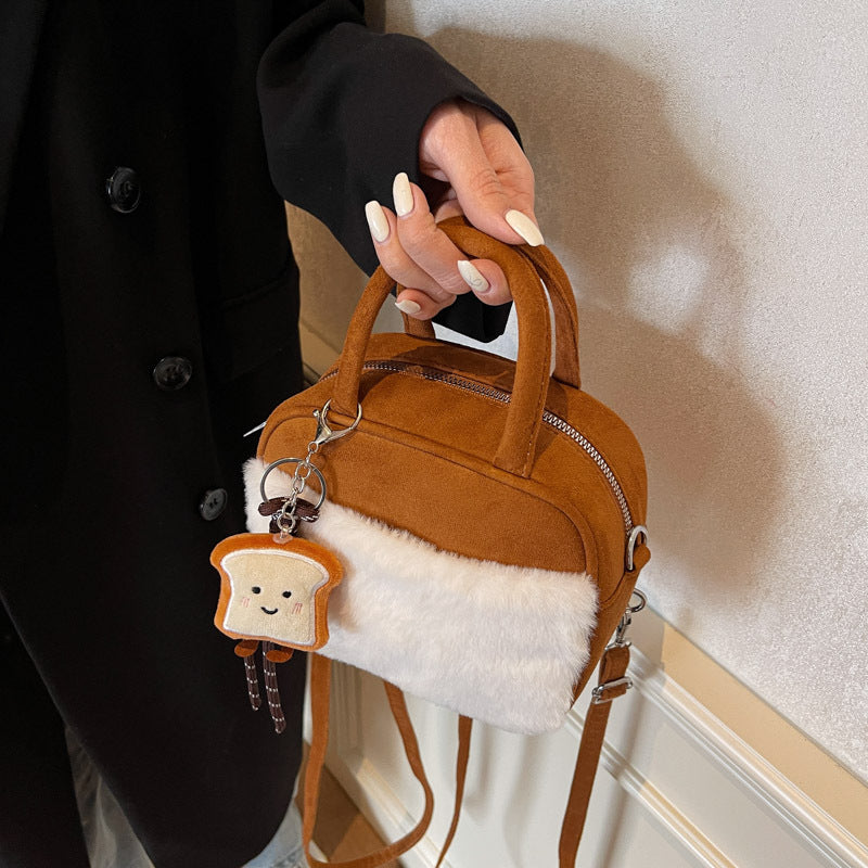 Damen Kuscheltasche mit verspieltem Anhänger Nord Taschen