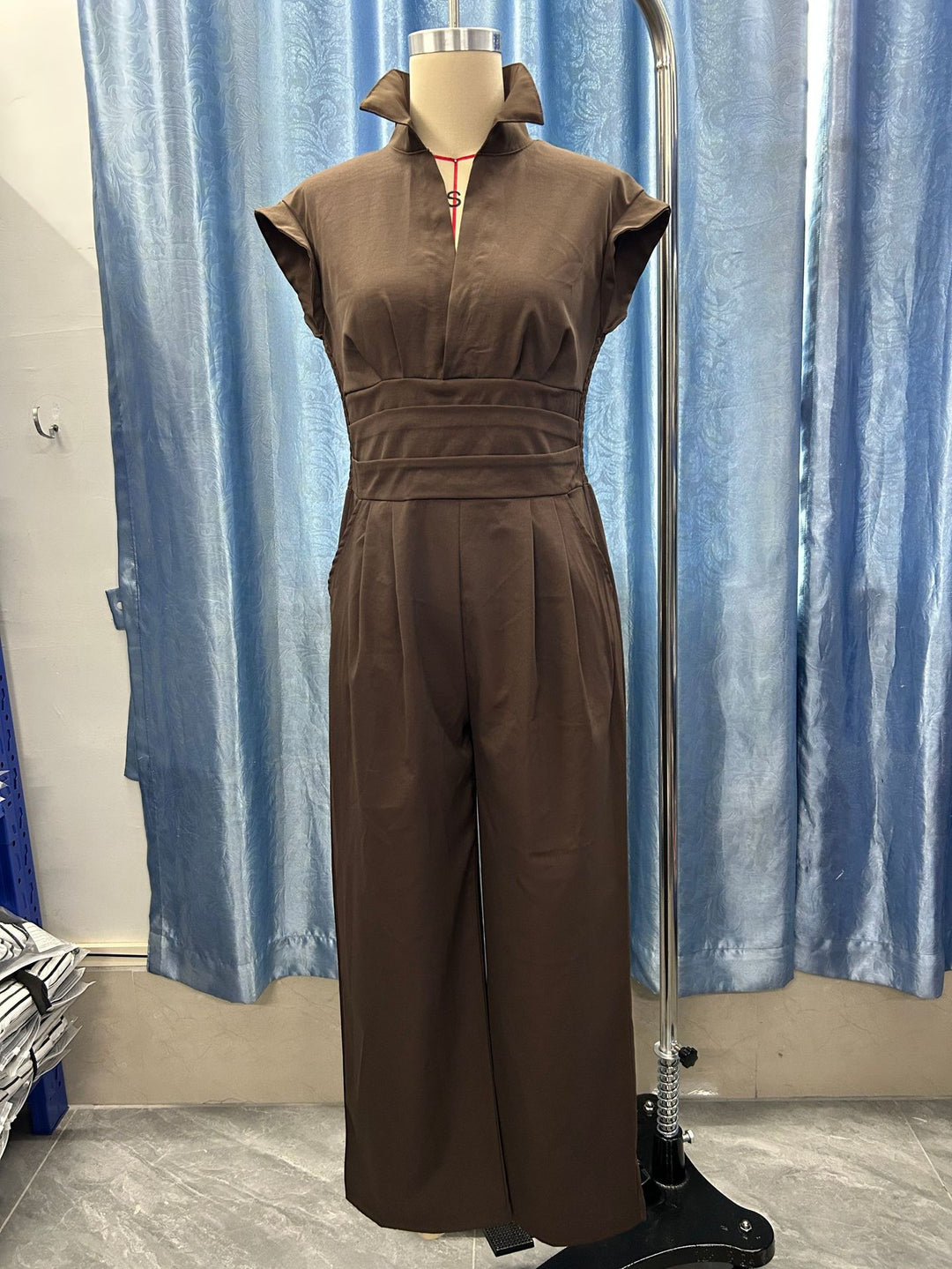 Damen Jumpsuit mit weitem Bein, tailliertem Wickelbund und Stehkragen Nord Taschen