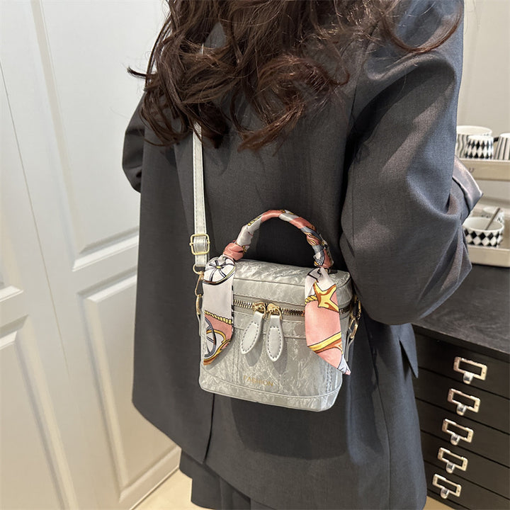 Damen Handtasche mit modischem Halstuch und charmantem Anhänger Nord Taschen