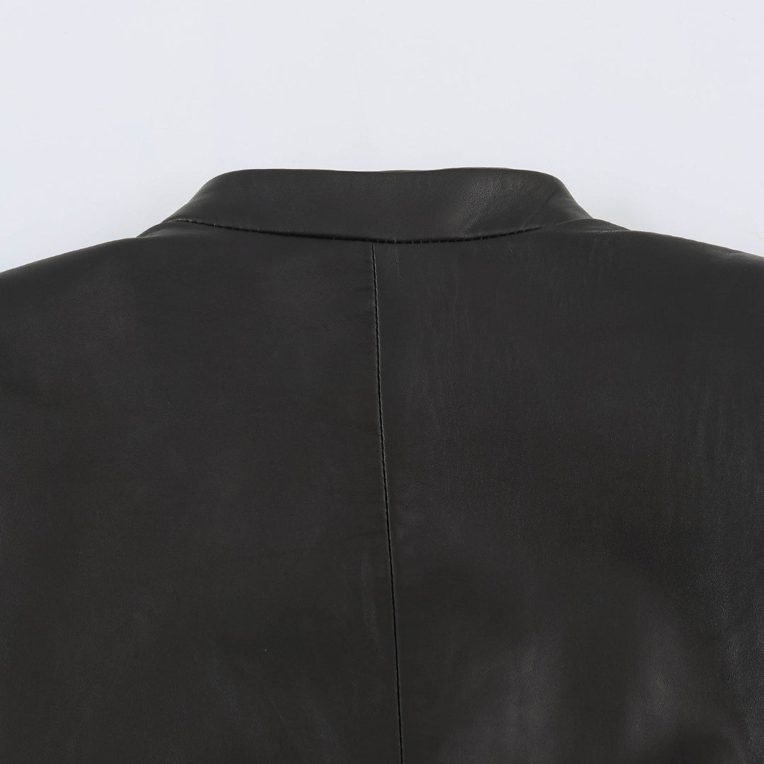 Damen Taillierte militärinspirierte Lederjacke mit Stehkragen, dekorativen Riegeln und Knopfleisten Nord Taschen