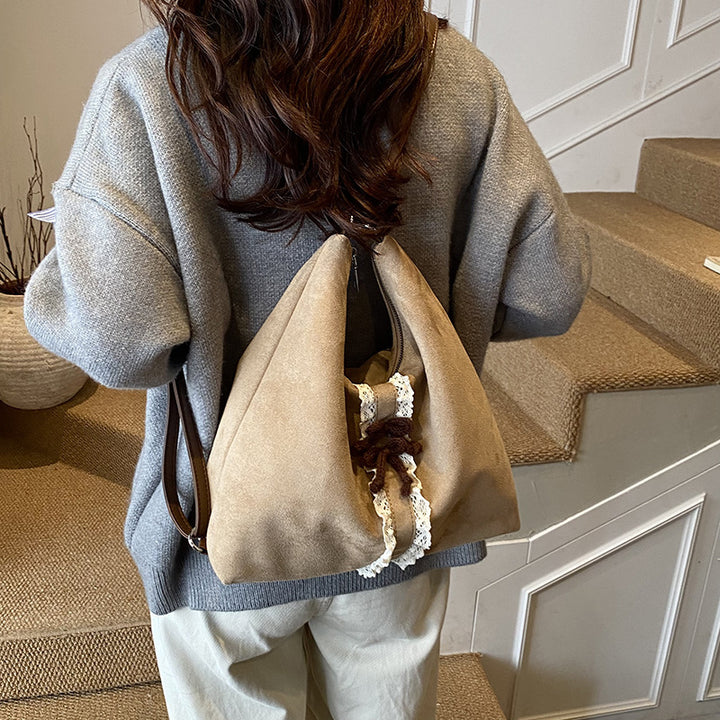 Damen Hobo-Tasche aus weichem Veloursleder mit dekorativem Spitzenakzent Nord Taschen