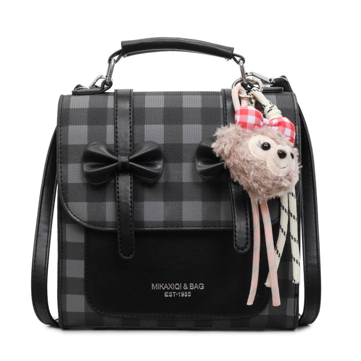 Damen Umhängetasche mit verspieltem Design und charmantem Plüschanhänger Nord Taschen