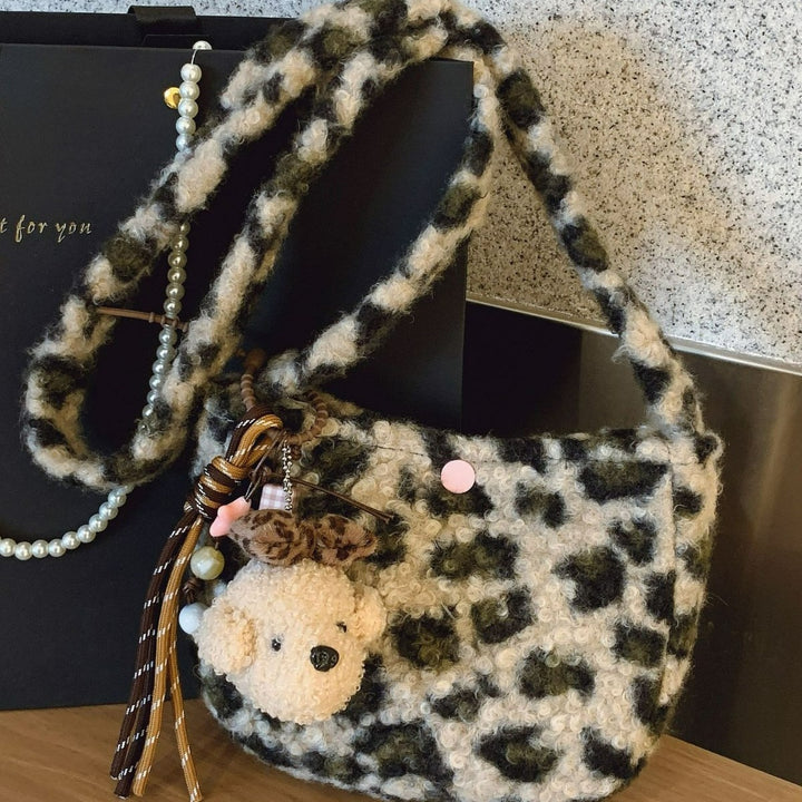 Damen Schultertasche aus weichem Textil mit süßem Tieranhänger Nord Taschen