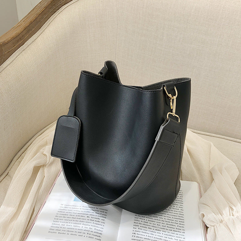 Damen Beuteltasche mit hochwertiger Kunstlederoberfläche und abnehmbarem Schulterriemen Nord Taschen