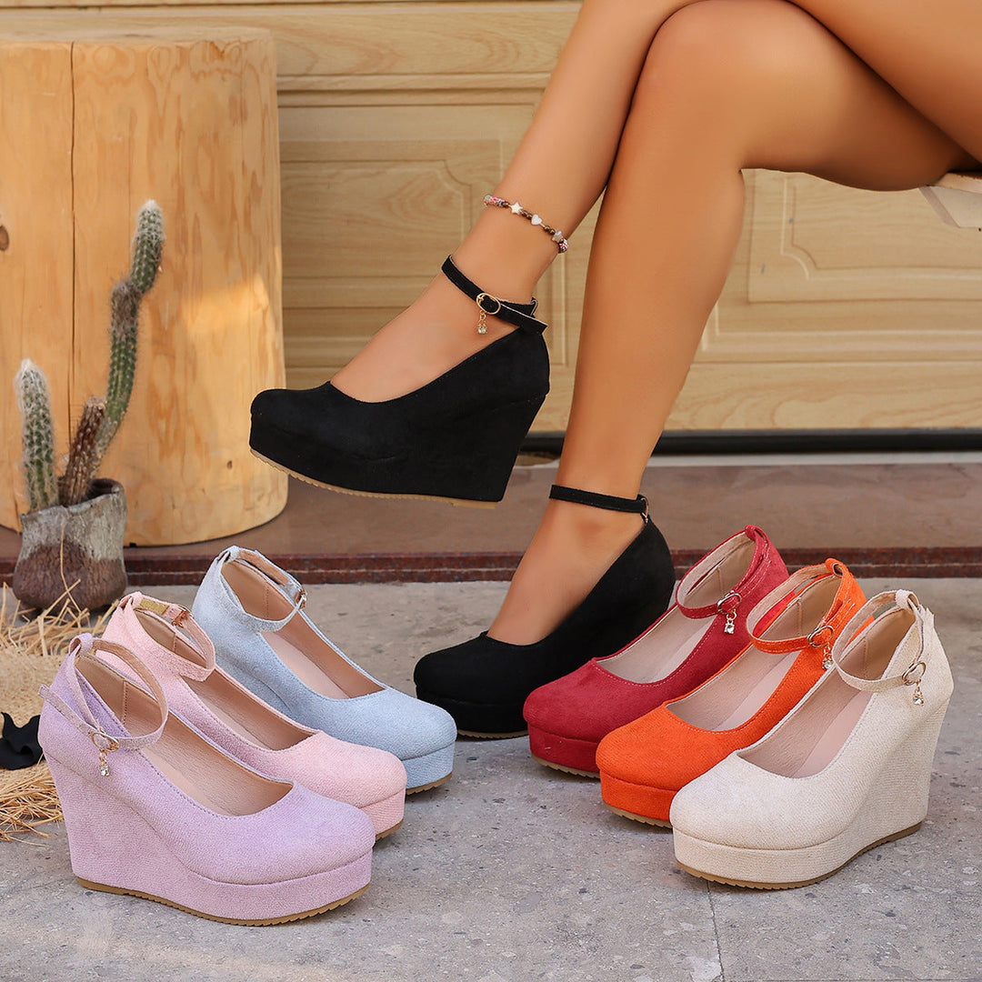 Damen Wedge-Pumps mit zierlichem Riemen und glänzendem Akzent Nord Taschen