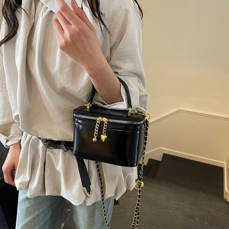 Damen Clutch mit dekorativen Kettenakzenten Nord Taschen