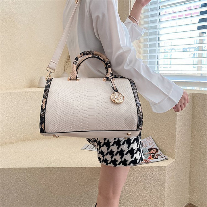 Damen Handtasche mit auffälliger Schlangenleder-Optik und eleganten Akzenten Nord Taschen