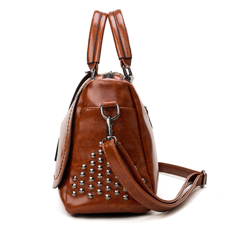 Damen Handtasche mit modischen Nieten und praktischem Schultergurt Nord Taschen