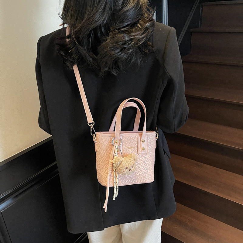 Damen Mini-Handtasche mit strukturiertem Design und flauschigem Anhänger | Nord Taschen