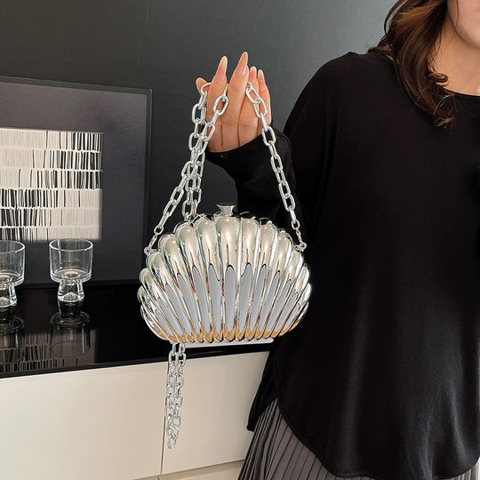 Damen Clutch im Muschel-Design mit stilvollem Kettenriemen Nord Taschen
