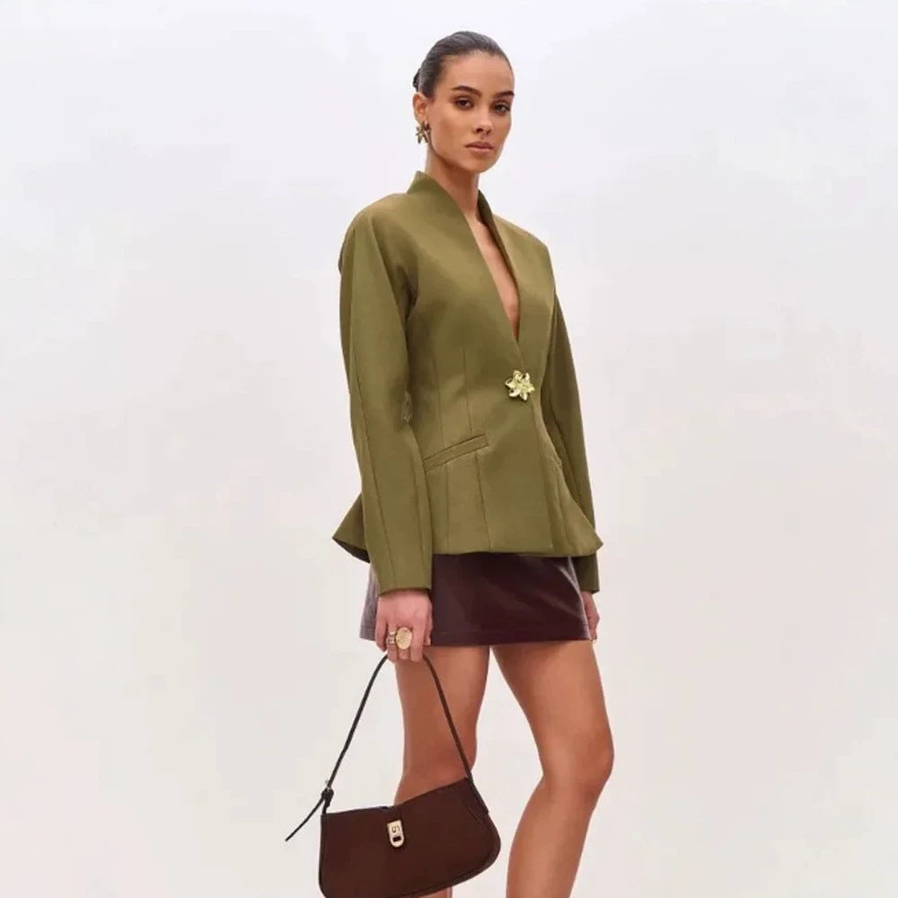 Damen Skulptural taillierte Jacke mit Schößchen, Stehkragen und Schmuckbrosche Nord Taschen