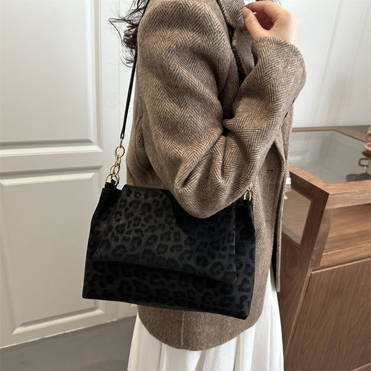 Damen Umhängetasche mit strukturiertem Wildleder und elegantem Kettenakzent Nord Taschen