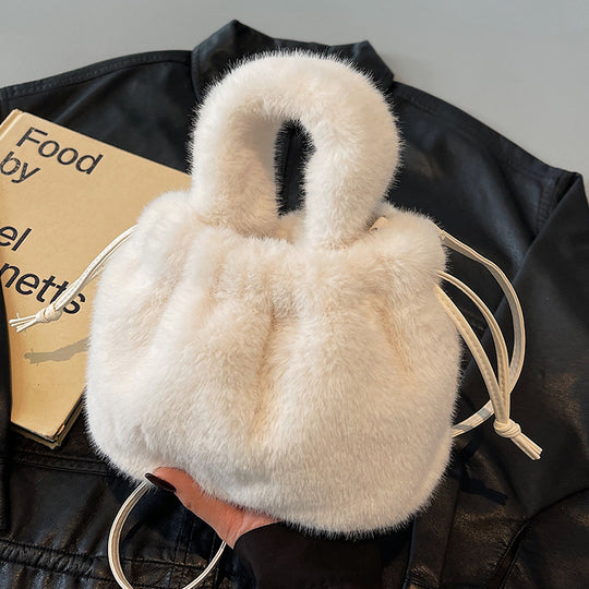 Damen Beuteltasche aus luxuriösem Kunstfell mit elegantem Tragegurt Nord Taschen