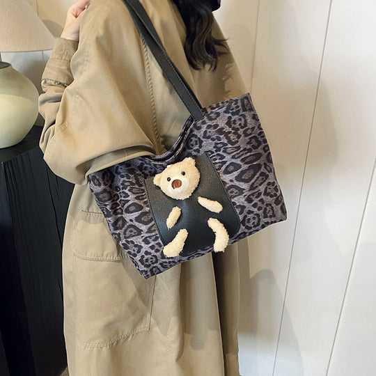 Damen Umhängetasche mit verspieltem Tiermotiv und hochwertigem Leder Nord Taschen