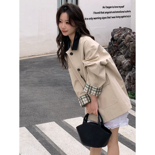 Damen Kurzer Boxy-Trench mit kontrastierendem Revers, kariertem Ärmelbesatz und aufgesetzten Pattentaschen Nord Taschen