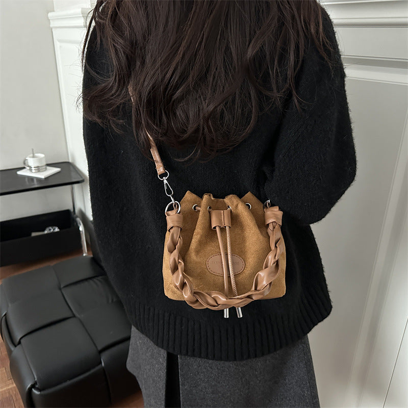 Damen Beuteltasche aus weichem Wildleder mit geflochtenem Design Nord Taschen