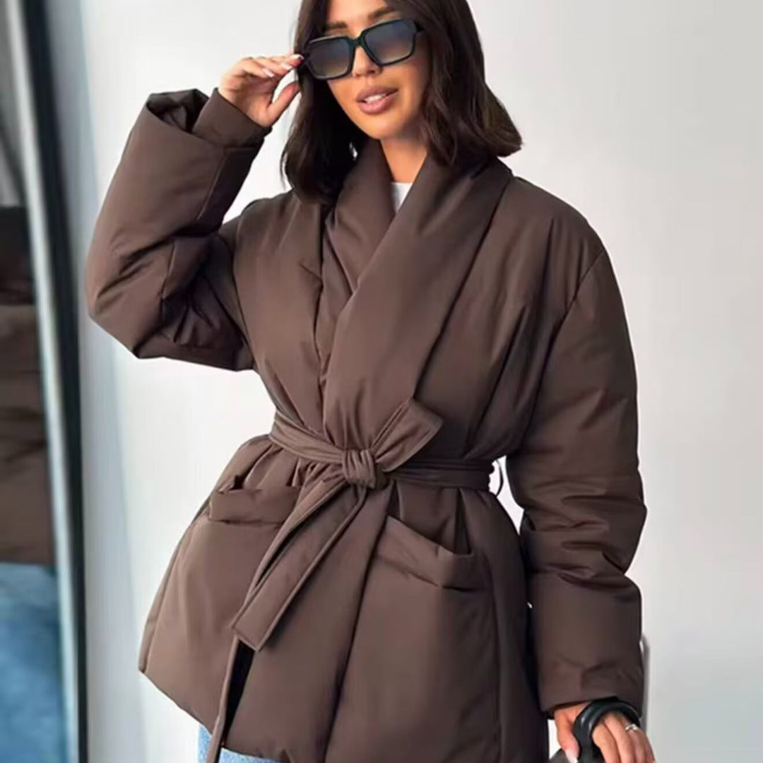 Damen 500+ gesteppte Kurzpufferjacke mit Schalkragen und Bindegürtel Nord Taschen