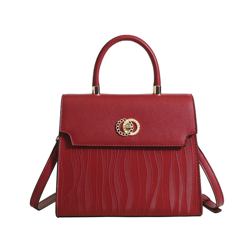 Damen Handtasche mit eleganter Wellenstruktur und goldener Schnallenakzent Nord Taschen